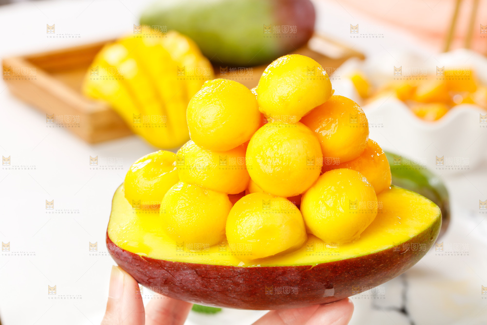 手拿贵妃芒果肉