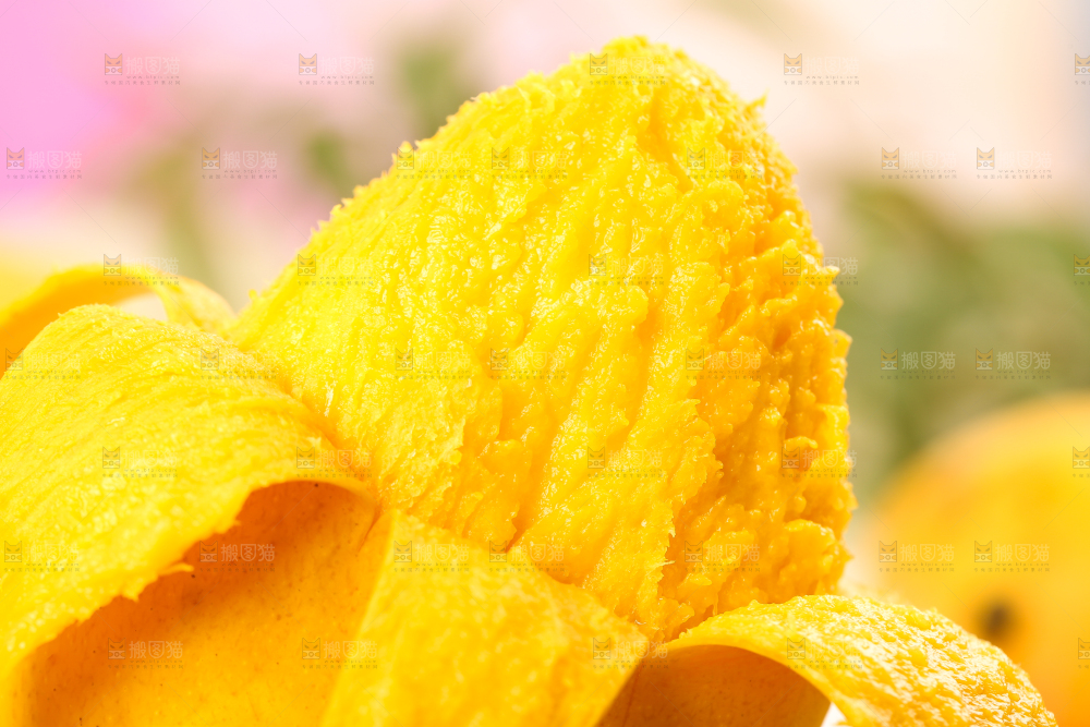 木底上放着剥皮的台芒