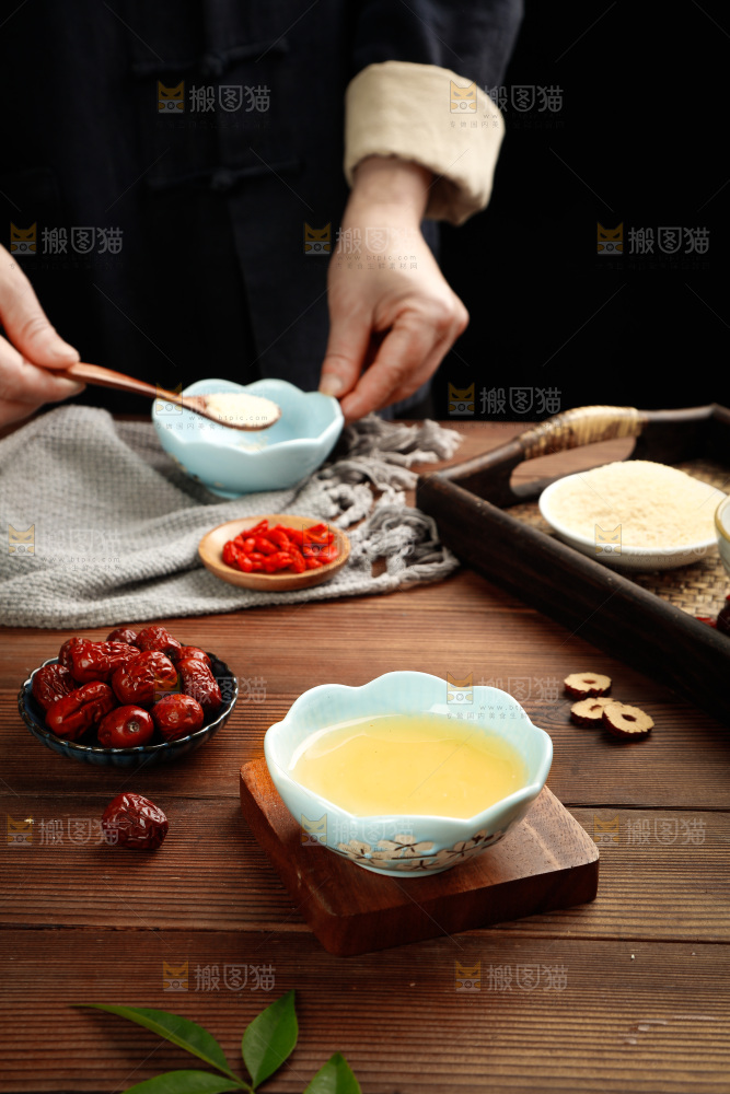 木底上放着一碗手工葛根粉