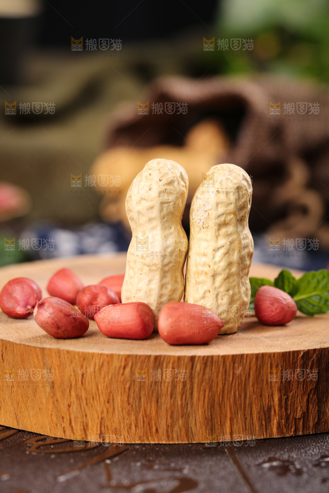 木底上放着新鲜红皮花生