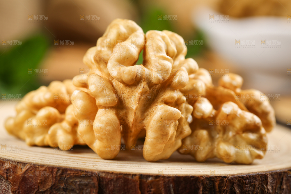木底上的生核桃仁