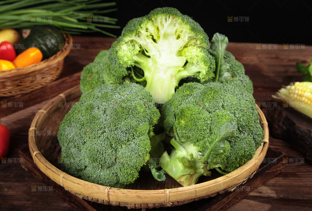 一盘西兰花放在木底上