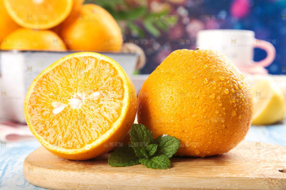 木板上摆放着黄心肉蜜柚