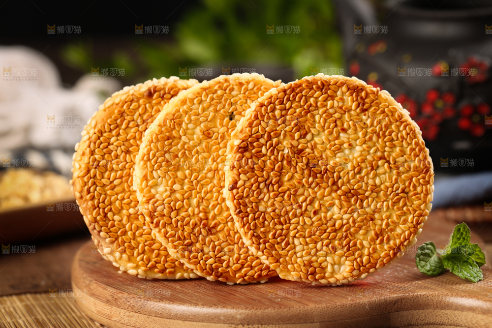 木板上放着黄石港饼