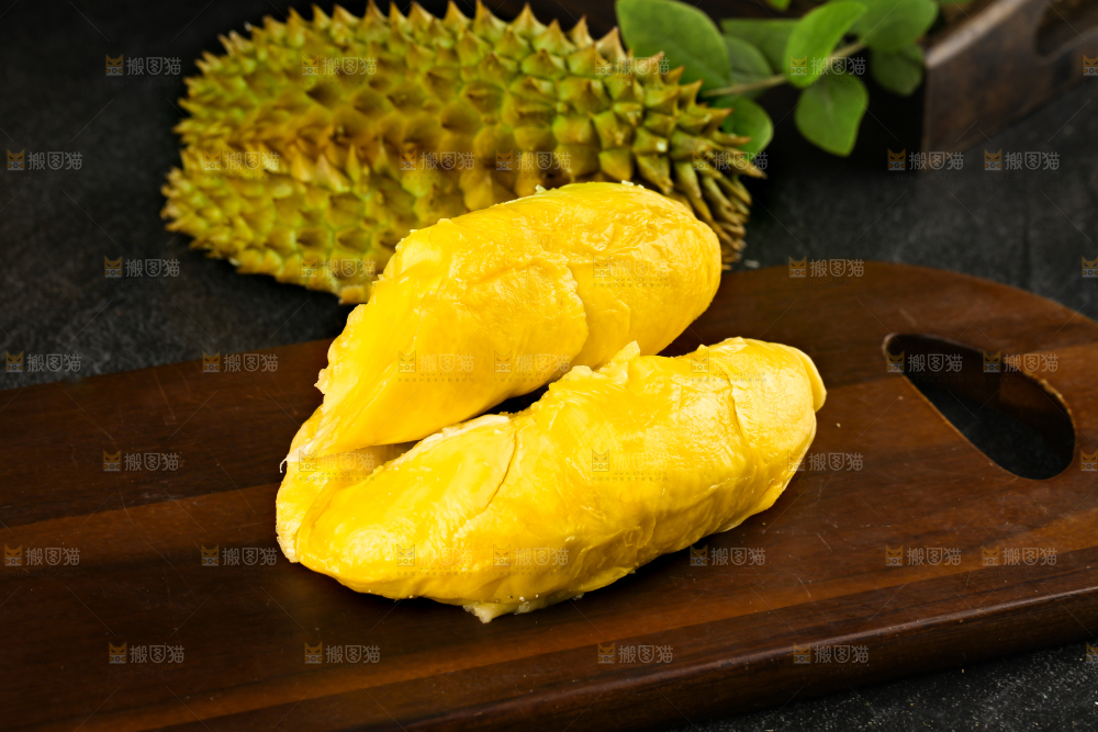 木板上的泰国甲仑榴莲果肉