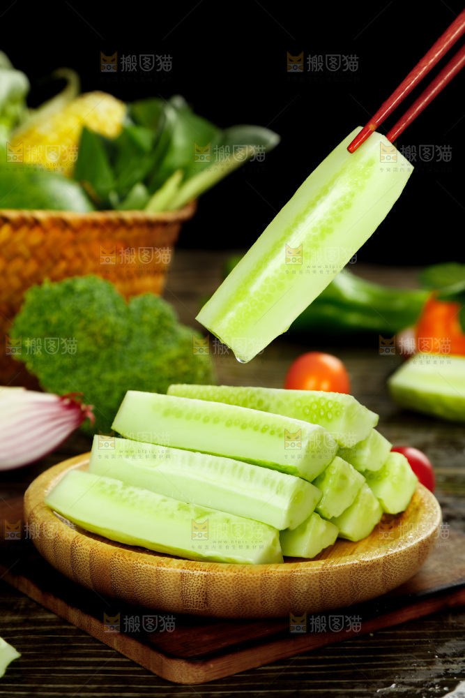 筷子夹着一块白玉黄瓜