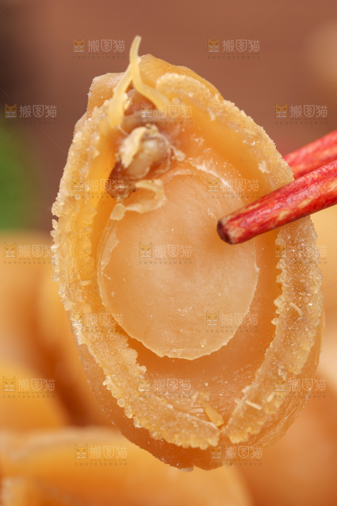筷子夹着干鲍鱼