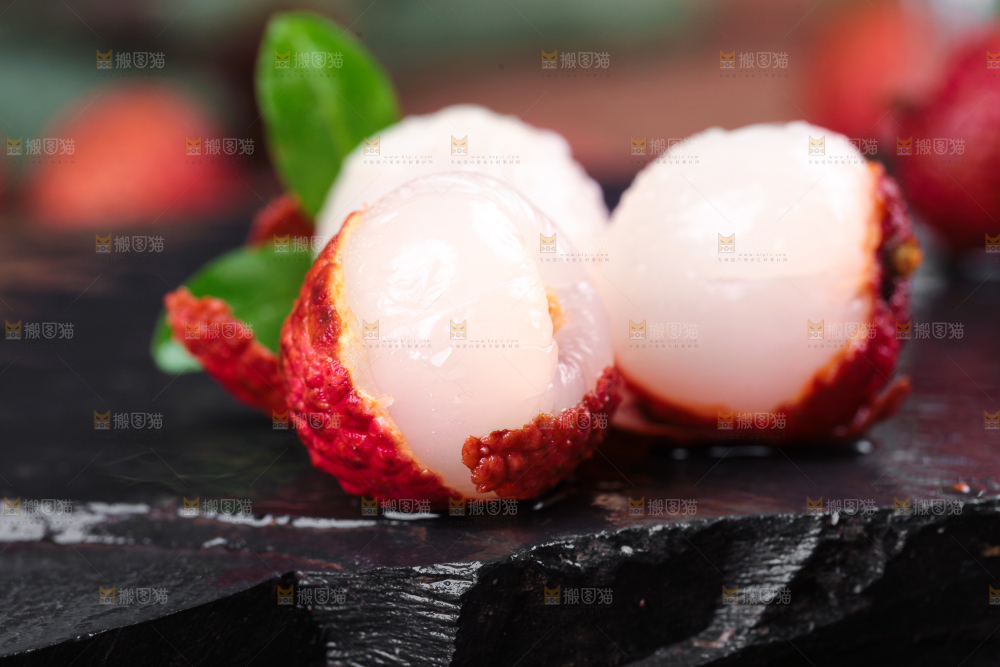 黑石板上剥皮的新鲜荔枝