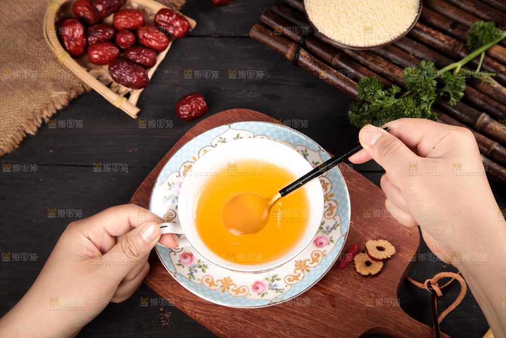 深底上放着一杯葛根粉