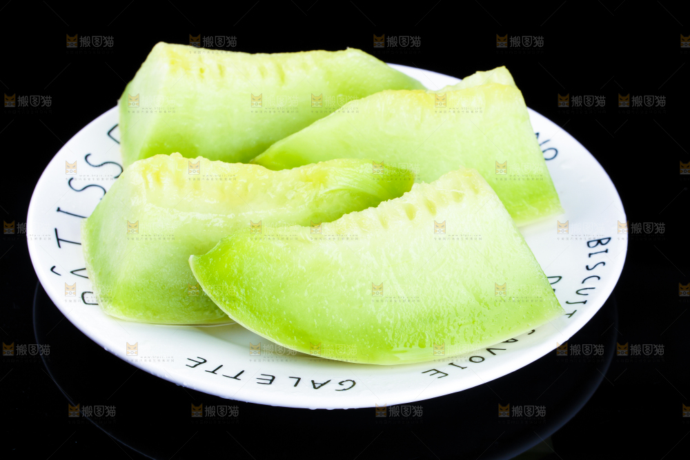 黑底上放着一盘切开的山东玉菇甜瓜