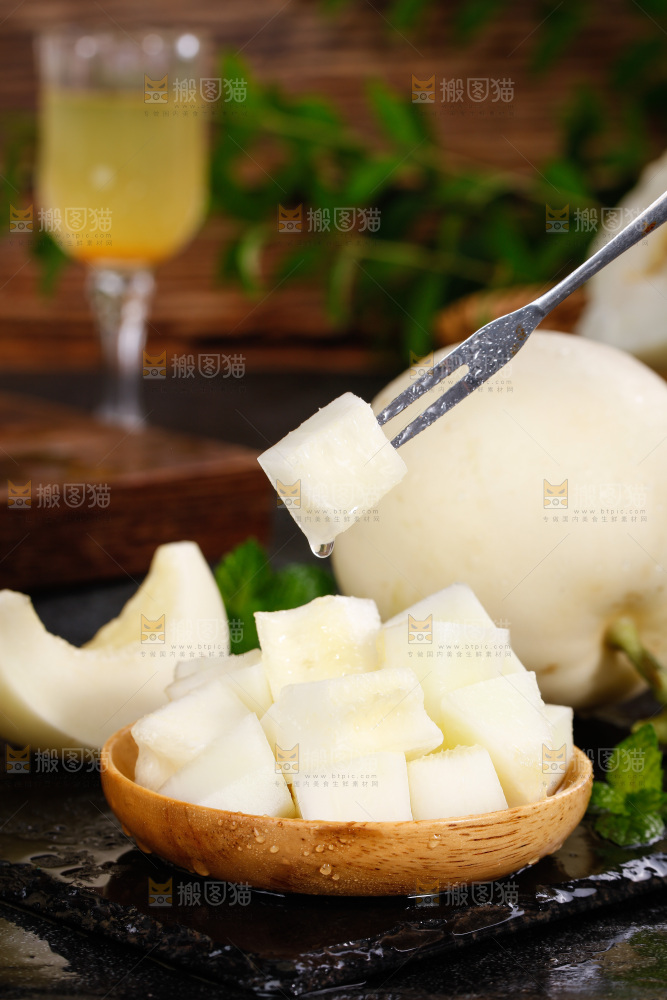 叉子叉着一块阎良甜瓜果肉