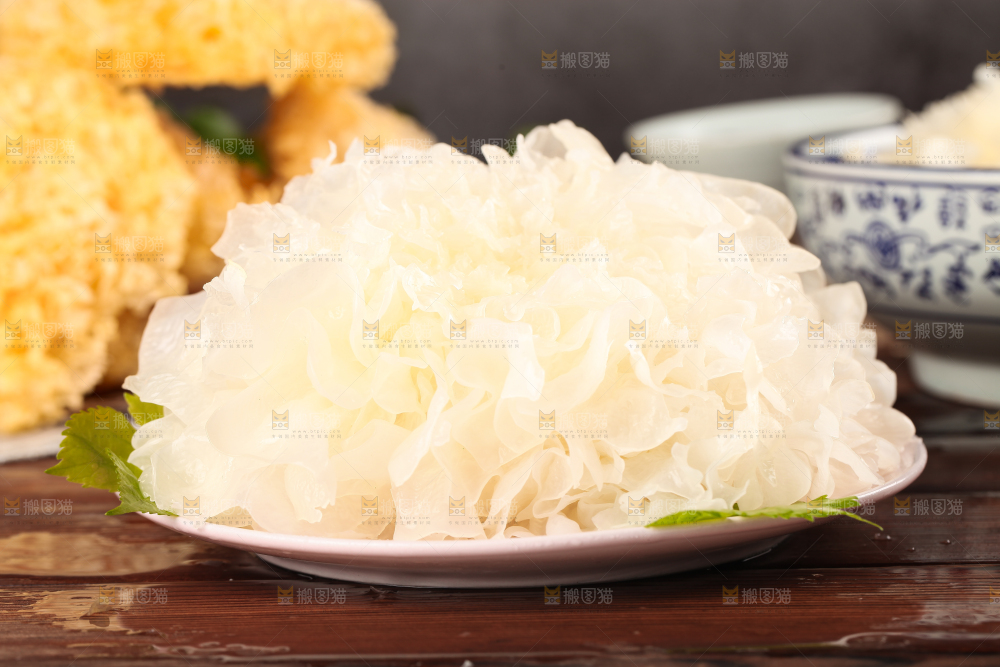 木底上放着一盘古田银耳