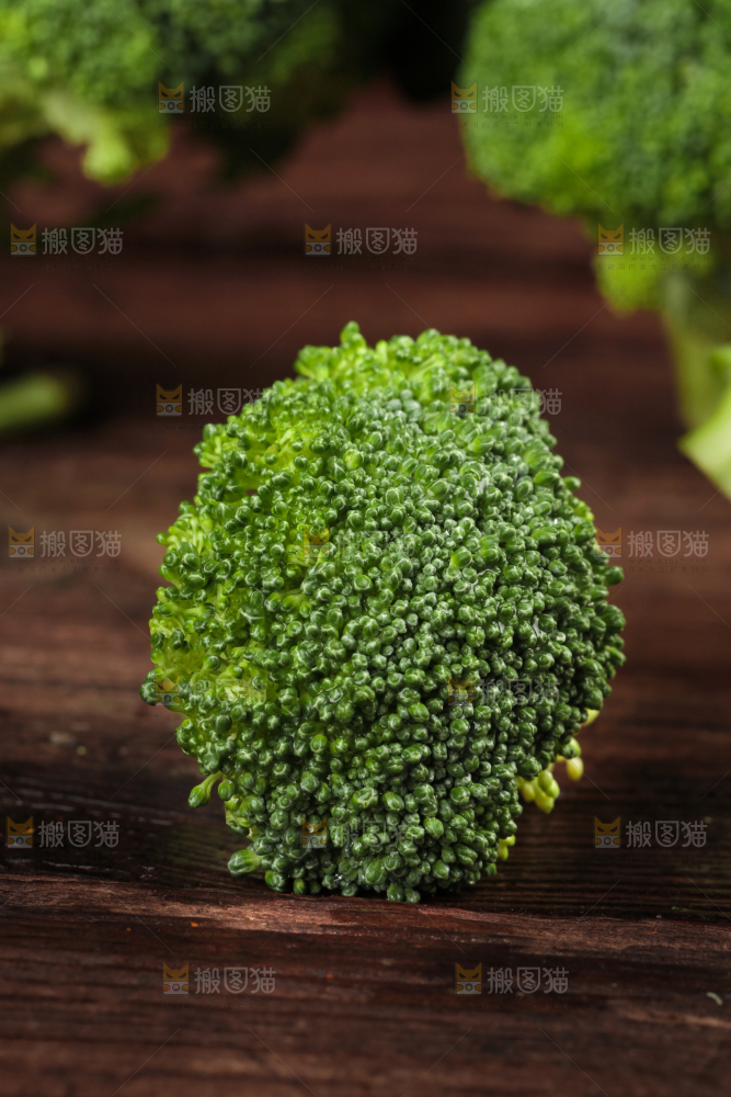 木底上放着新鲜的绿花椰菜