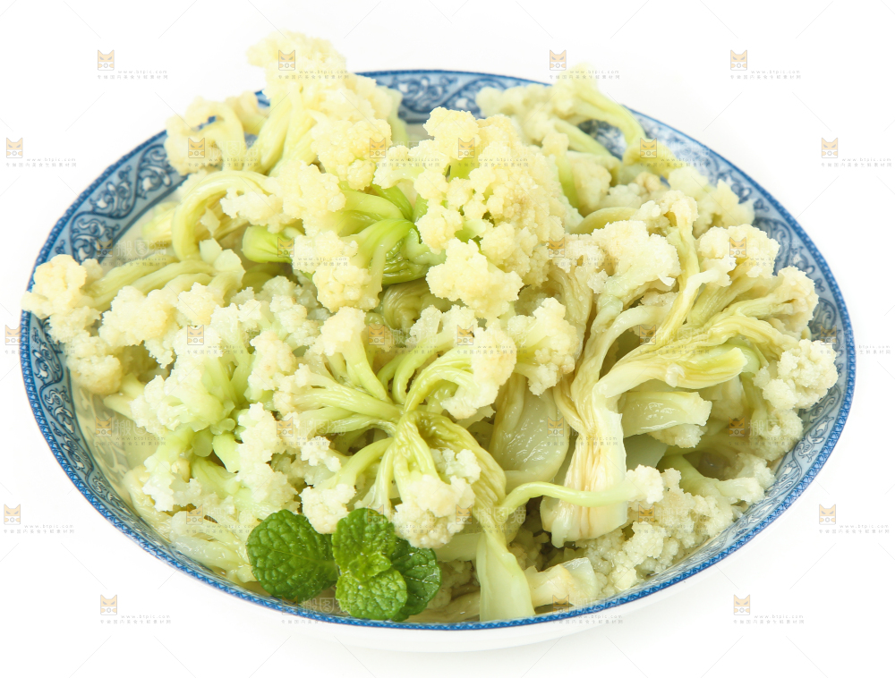 一碗花菜放在白底上