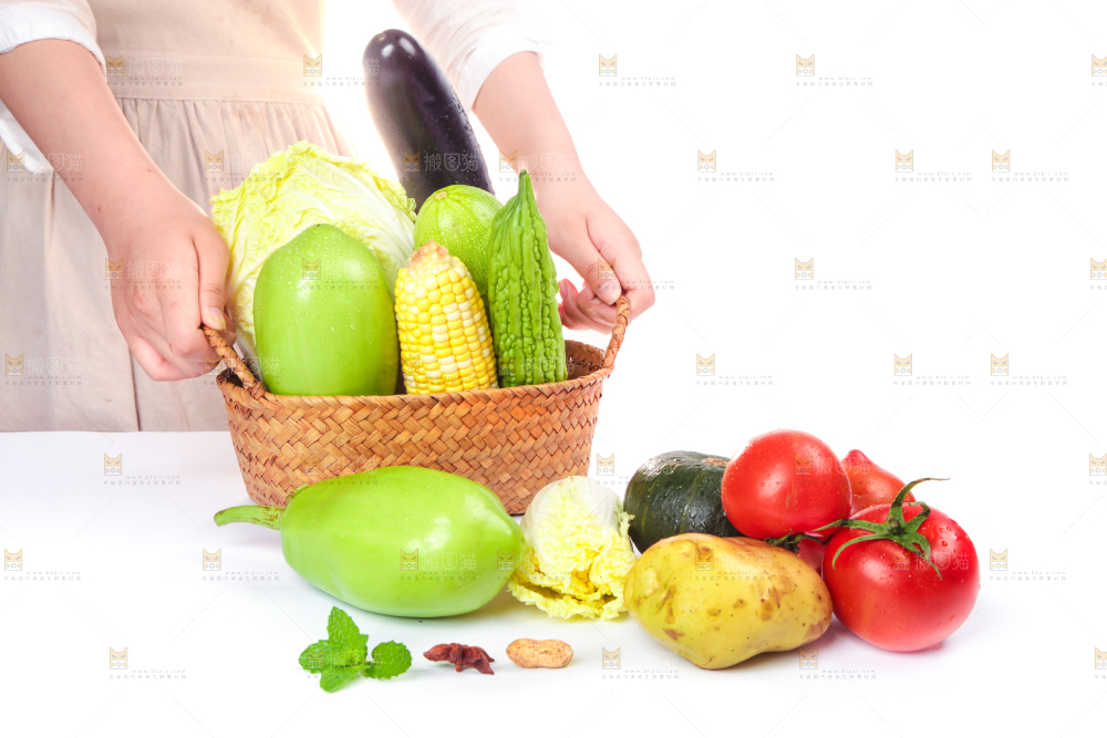 手拿一筐蔬菜组合