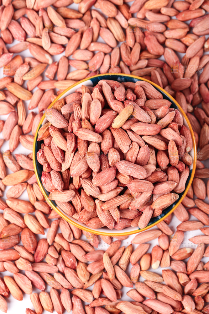 白底上摆放着小花生米