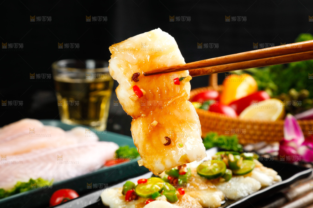 筷子夹着一块香辣巴沙鱼