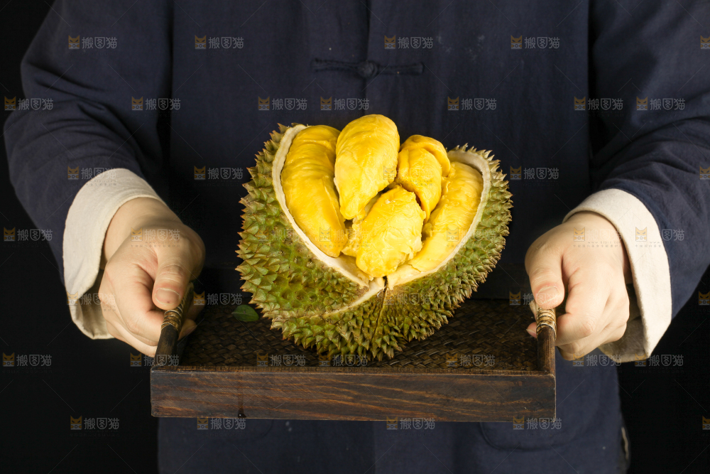 手里拿着新鲜榴莲