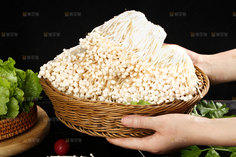 手拿一筐金针菇