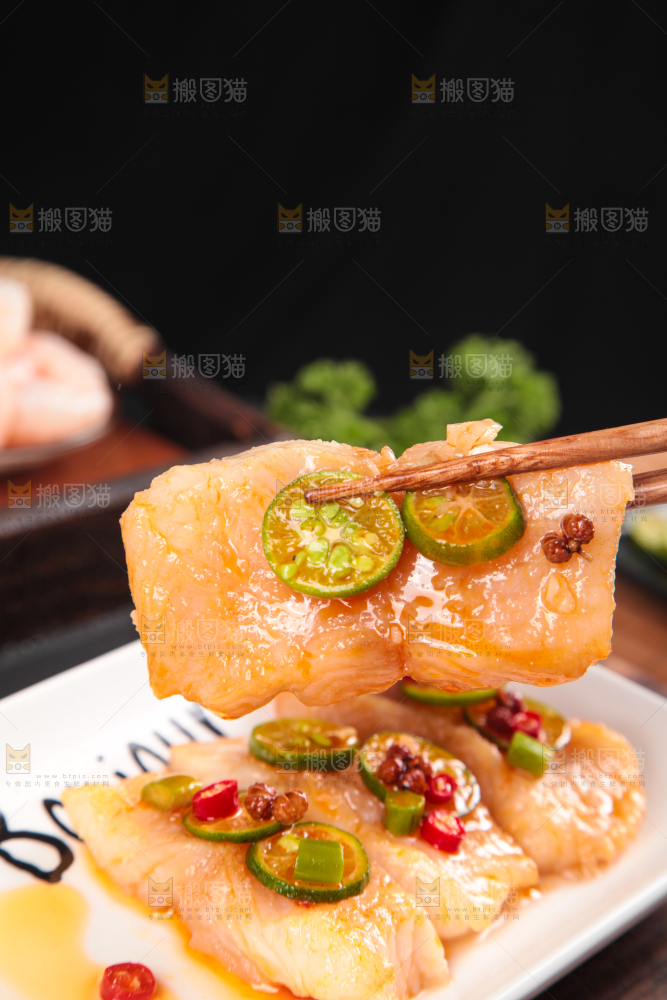 筷子夹着青椒巴沙鱼