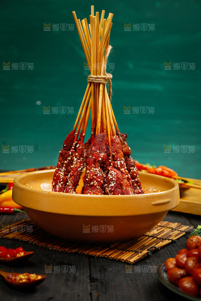 深底上放着一碗香辣肉串