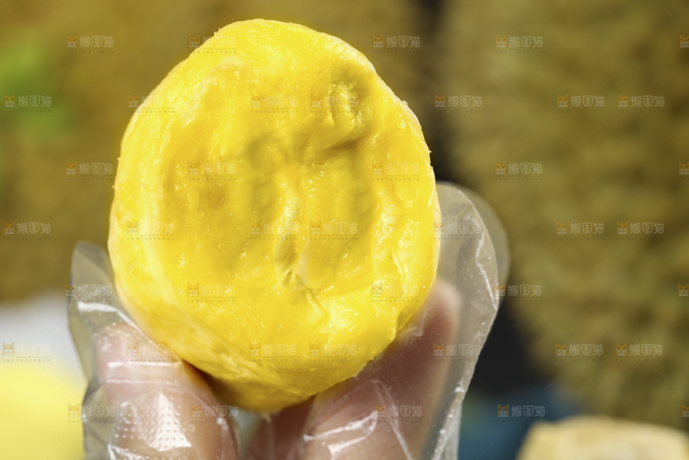 深底上的榴莲果肉