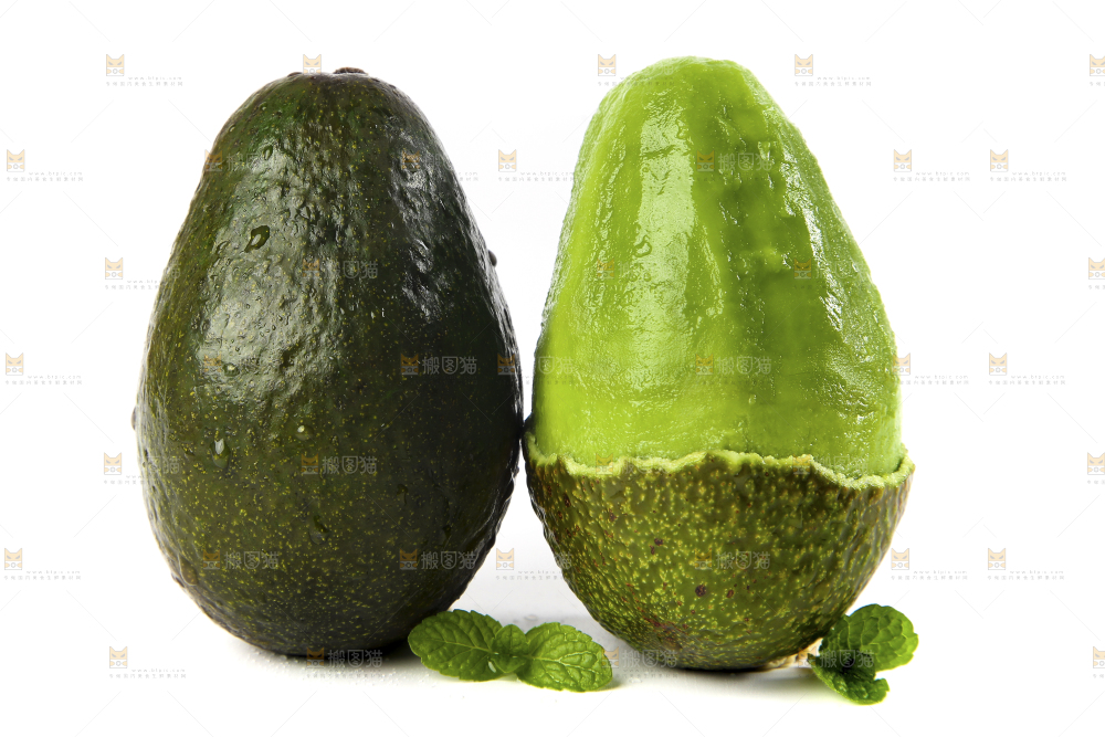 削皮的牛油果放在白底上
