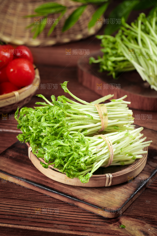 篮子里装着豆苗菜