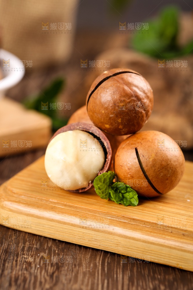 木板上的奶油味夏威夷果