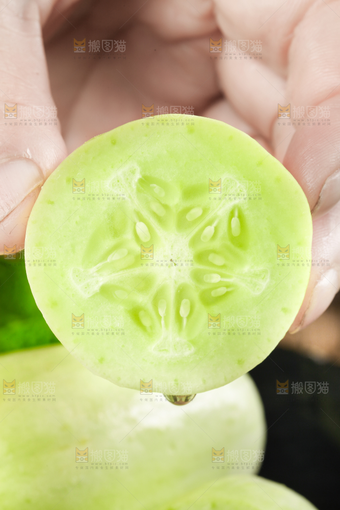 手拿切开的玉女黄瓜