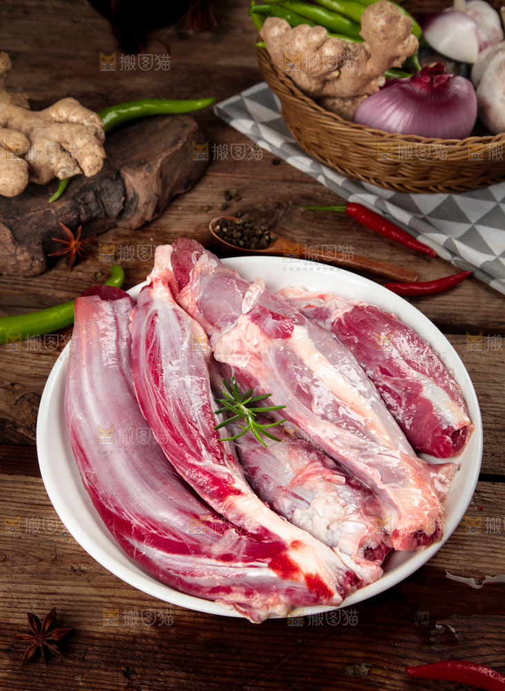 盘子里装着牛腿肉