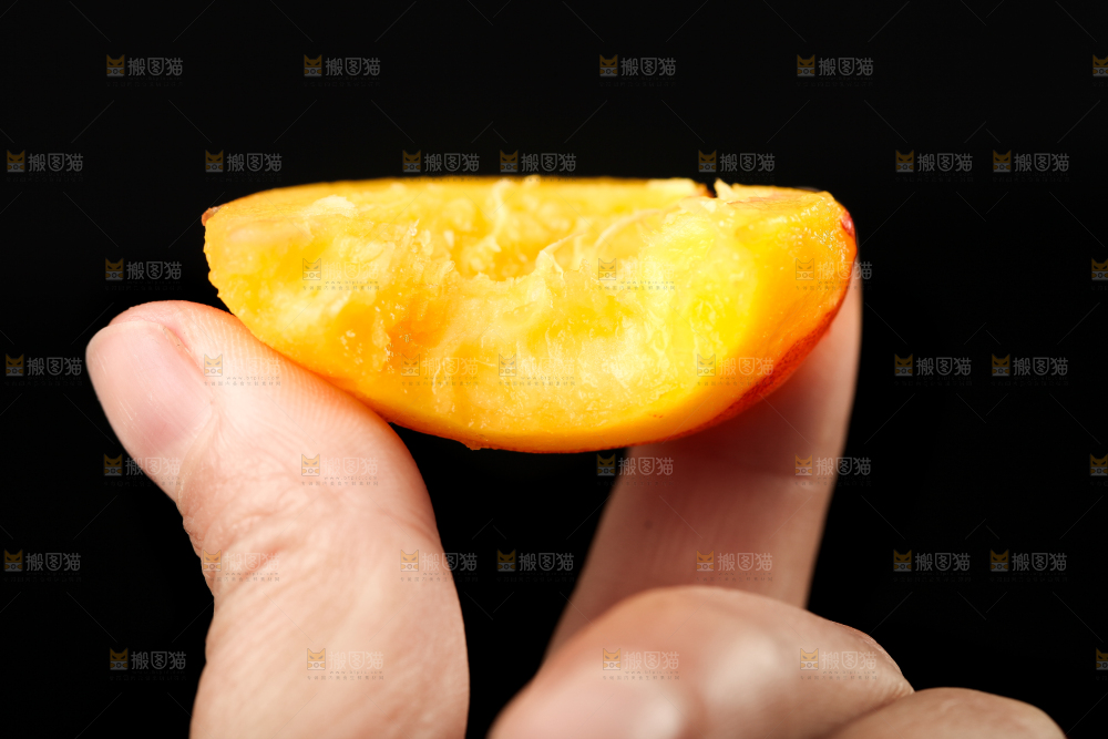 手里拿着新鲜油桃