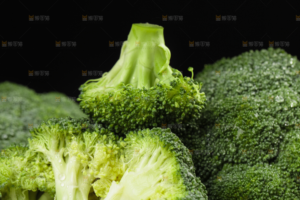 深底上放着新鲜的西兰花