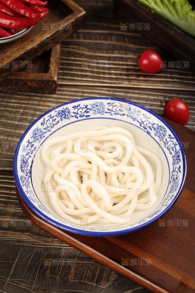 碗里装着乌冬面