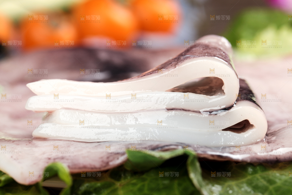 木板上放着大鱿鱼