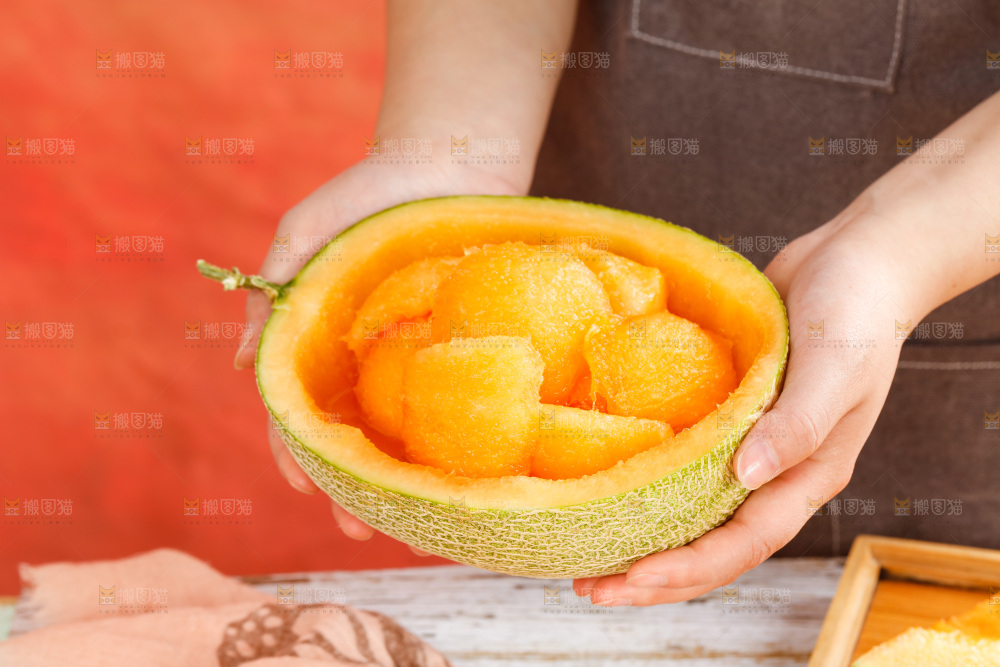 手拿新疆哈密瓜