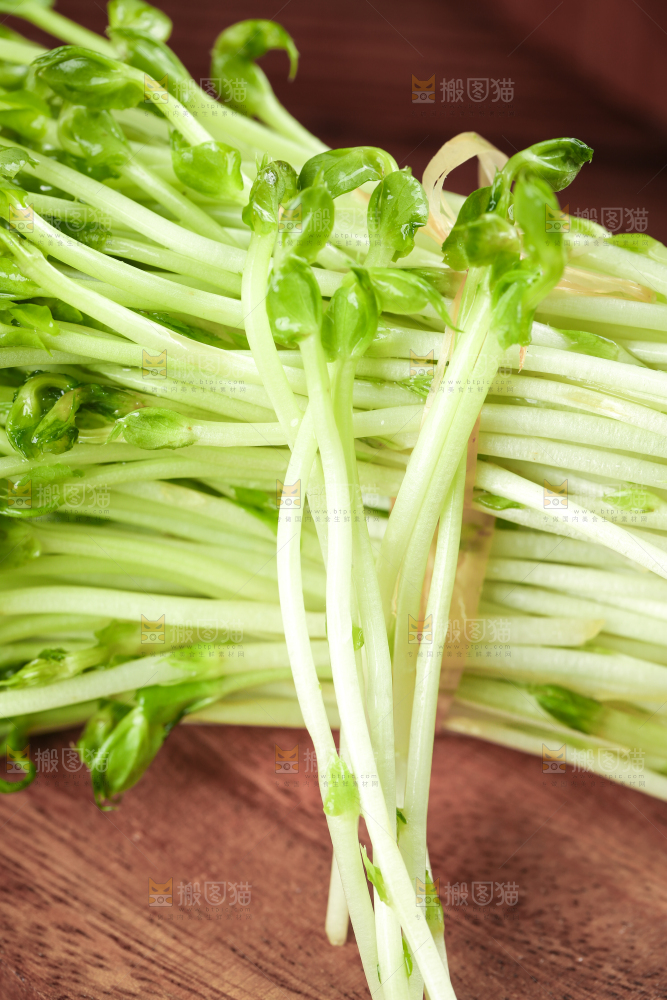 木板上放着豌豆芽