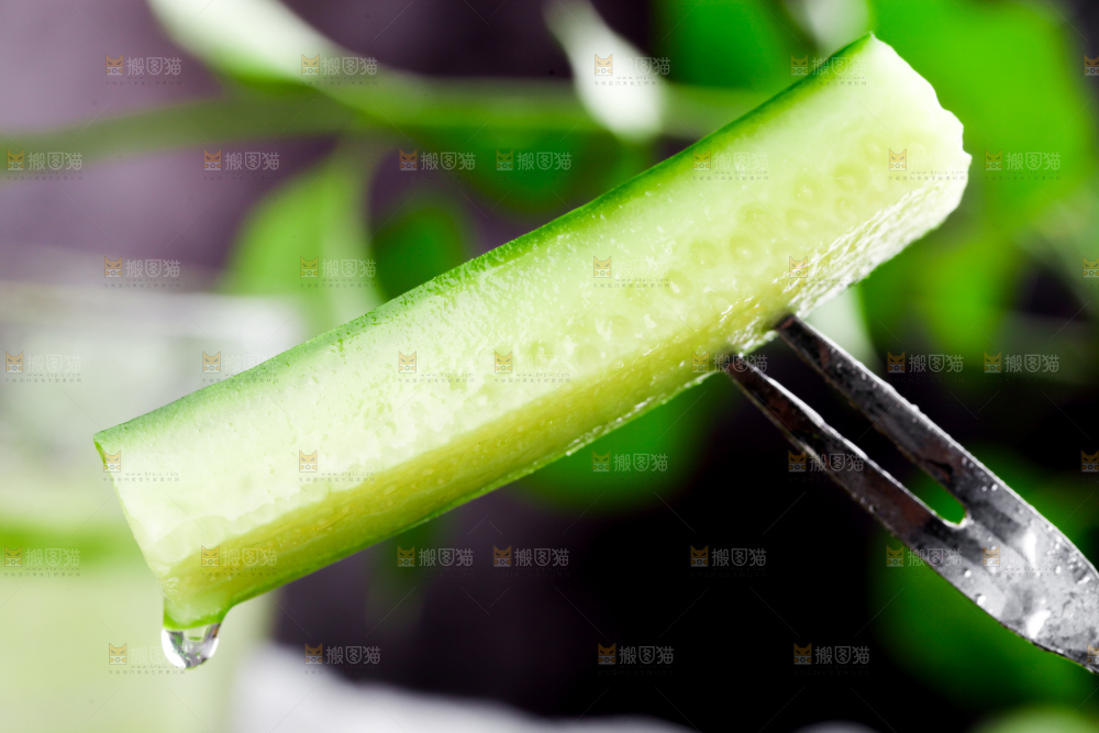 叉子上叉着小黄瓜