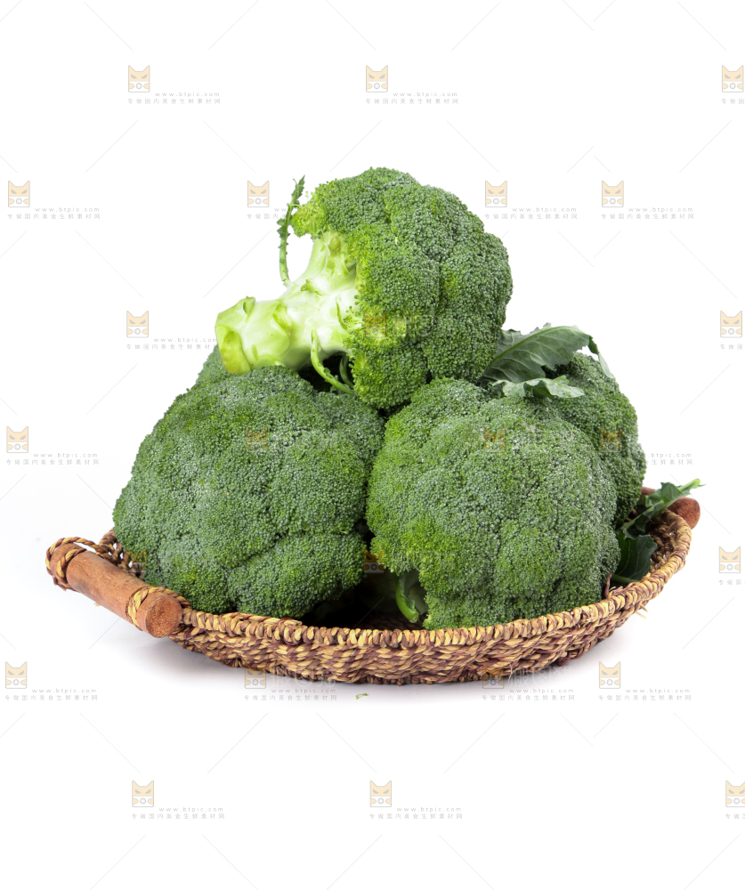 一盘西兰花放在白底上