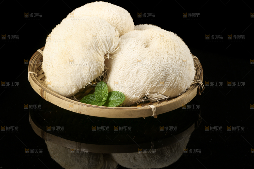 盘子里装着新鲜猴头菇