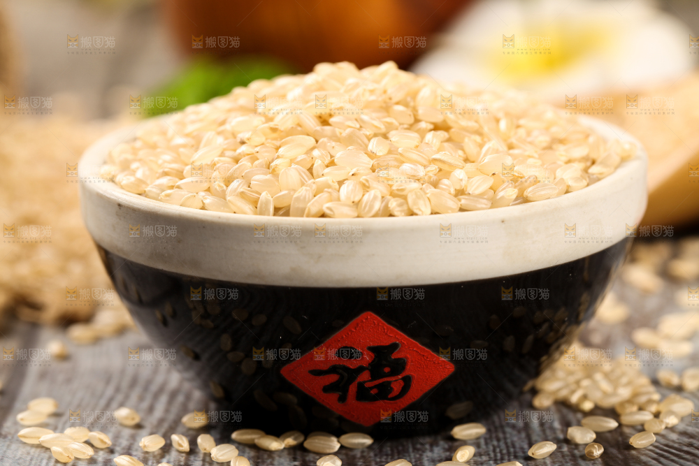 木底上放着一碗低脂糙米