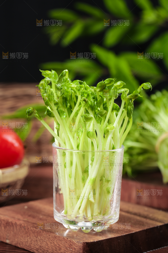 木板上放着豌豆芽