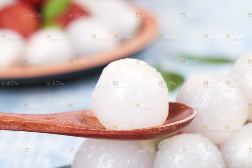 勺子里的荔枝果肉