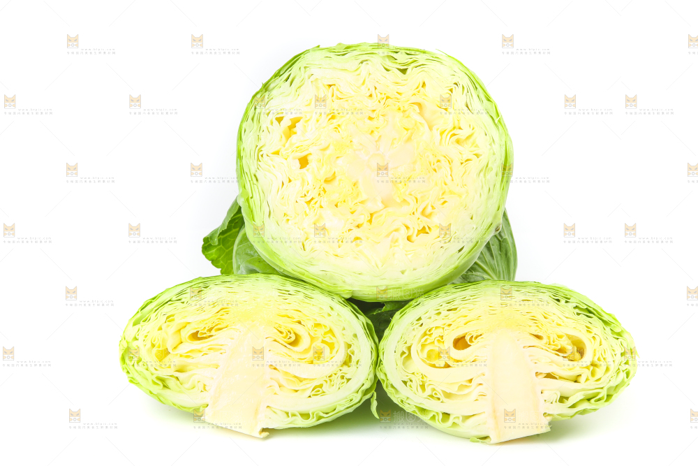 切开的包菜放在白底上
