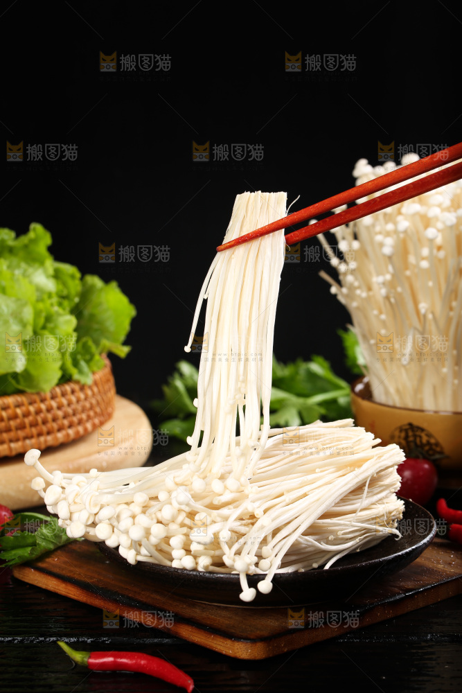 筷子夹着金针菇