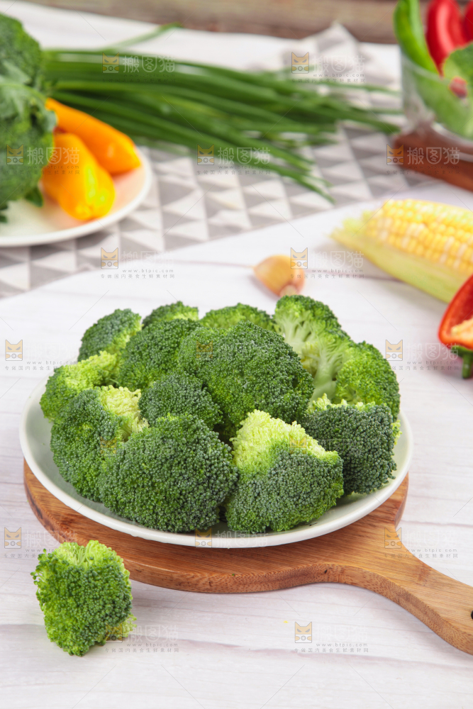 一盘绿花菜放在浅底上