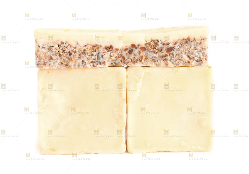 清汤火锅底料放在白底上