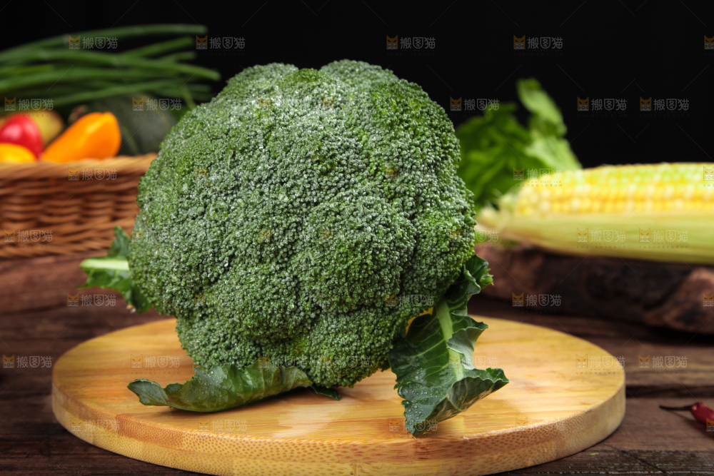 木底上的进口西兰花