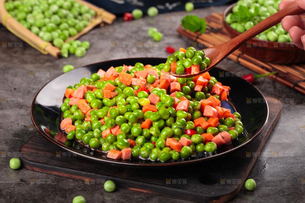 盘子里装着豌豆炒火腿肠