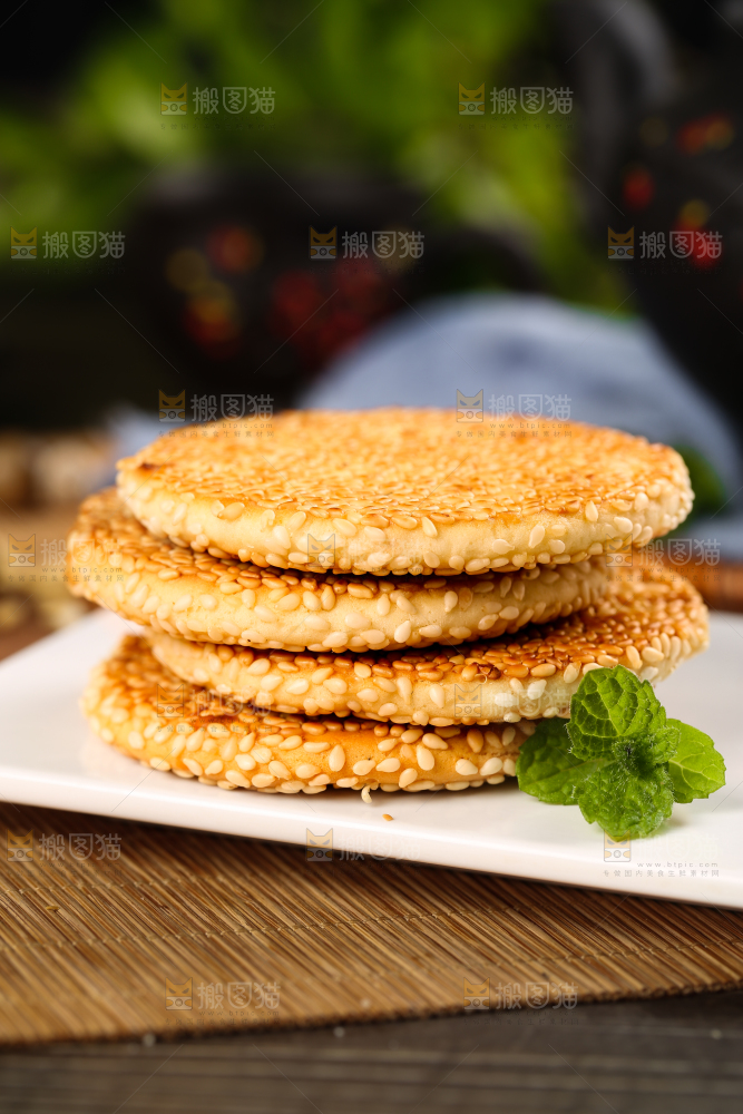 白石板上的芝麻馅饼